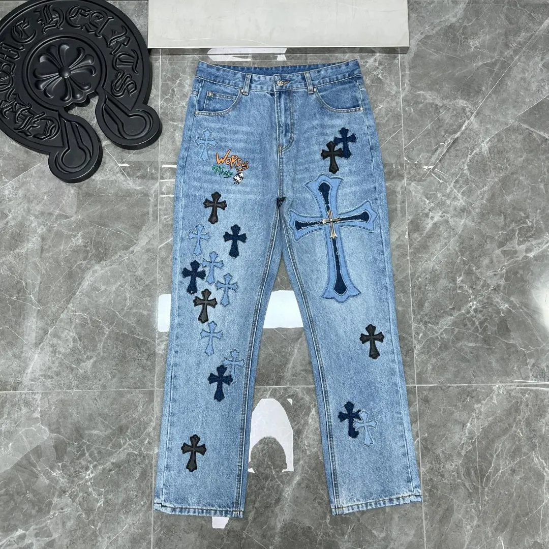 P296 Chrome Hearts🌸Jeans series🌸 🌈Classic version series🌈Cross leather mark silver washed style Exclusive custom weaving and dyeing 100% pure cotton high weight denim fabric High-tech washing! After the pants are finished, do heavy enzyme stone washing and rinsing! ✨Heavy leather embroidery➕Heavy hand sewing, washing and polishing✨Original hardware mold opening! Carrying various craft elements, it is suitable for all kinds of outfits and can be worn in all seasons. 🌈Recommended color: fixed-dyed denim blue🌈Code numbers: S, M, L, XL